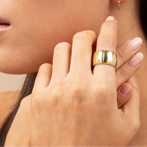 UnCommon James Big Deal Gold Ring Size 7